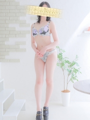  肨
